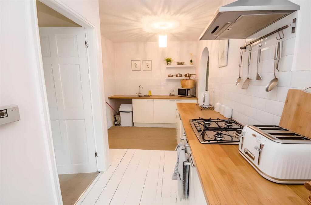Kitchen 2.jpg