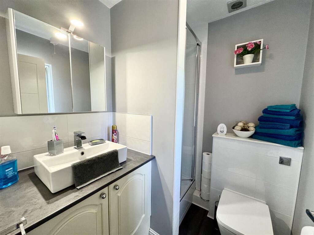 EN-SUITE SHOWER ROOM