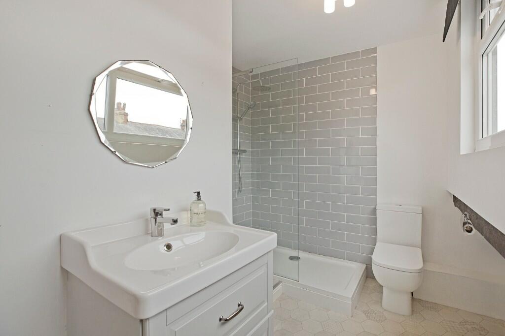 Two Bath/Shower Room