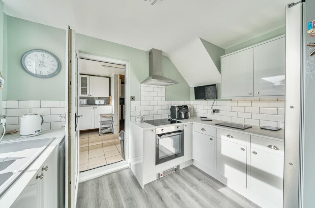 1371207-12-68f61f3ea5f25