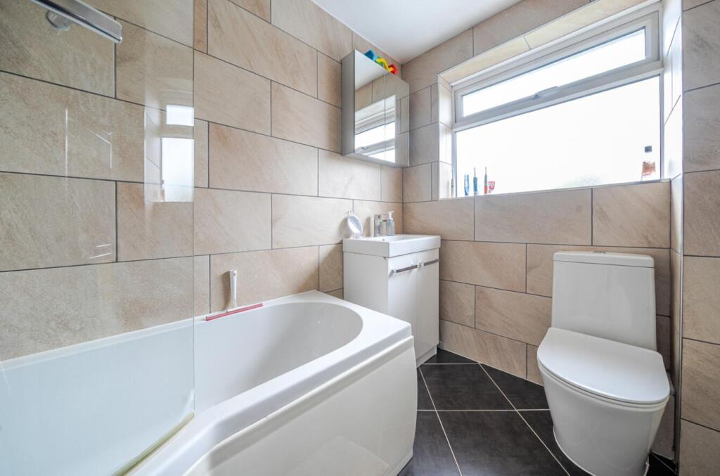 2 Gainsborough Crescent, Hillmorton (11).JPG