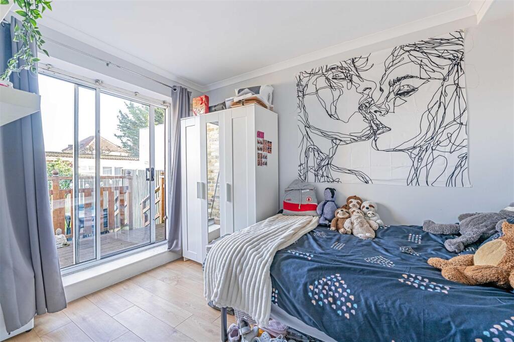 111B Wood Lane Isleworth, TW7-LOW RES-18.jpg