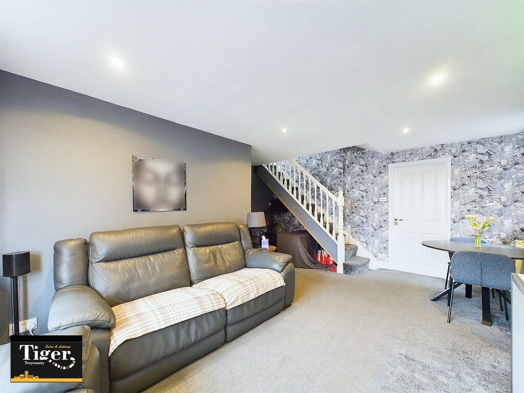 CAM02176G0-PR0484...