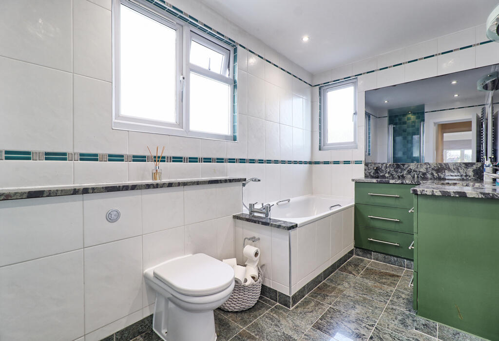 Bathroom Ensuite / Jack n' Jill Bathroom