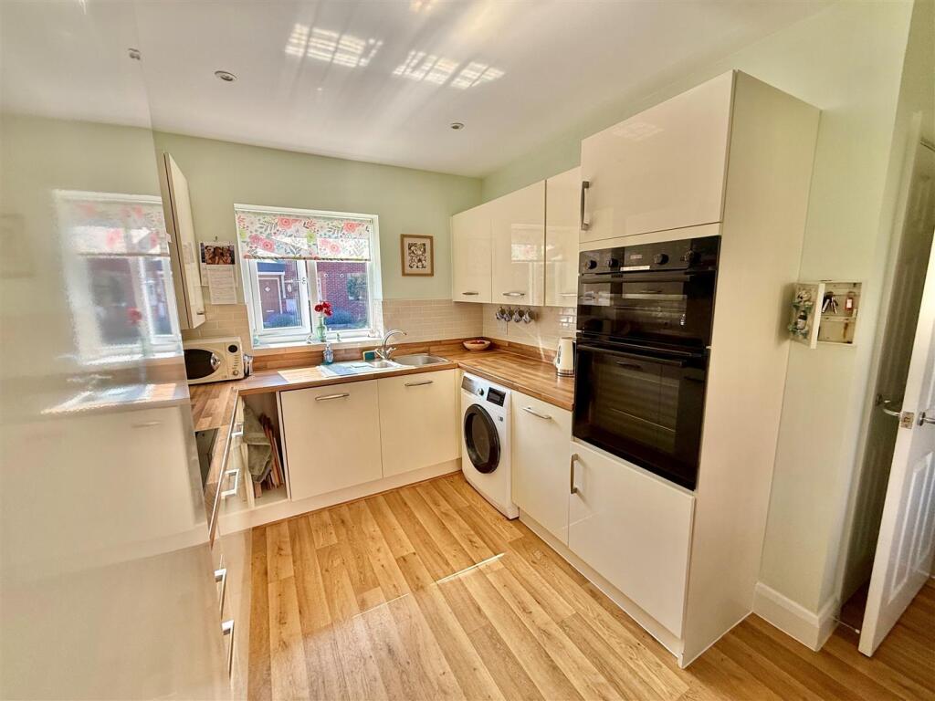 Kitchen 2.jpg