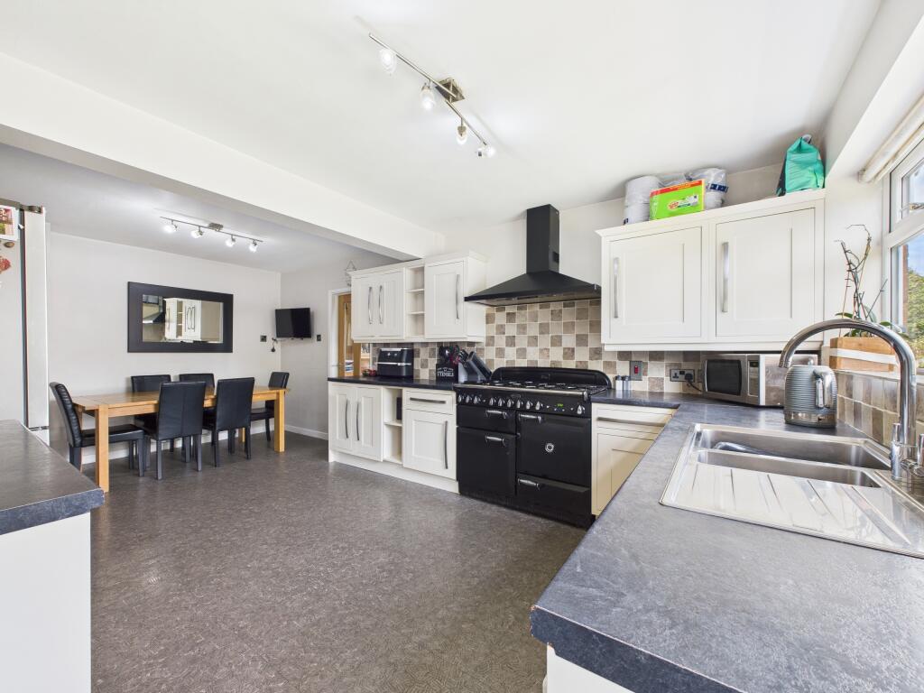 CAM02909G0-PR0386-STILL015