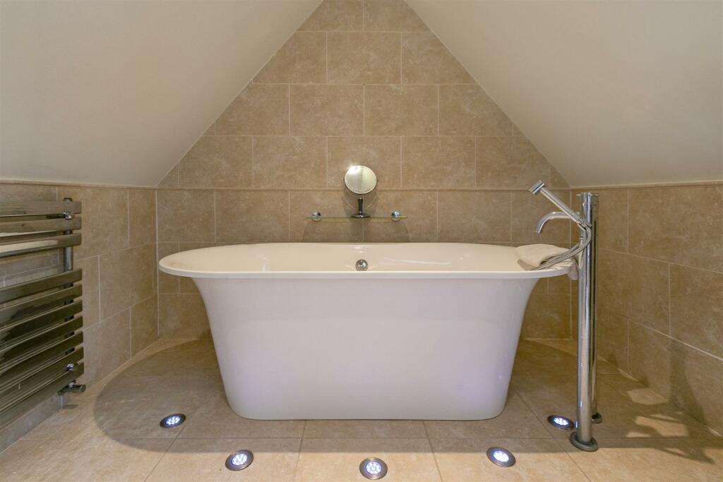 bed 1 ensuite2.jpg