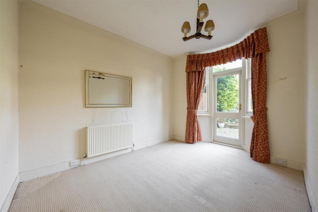 Selwyn Avenue, E4