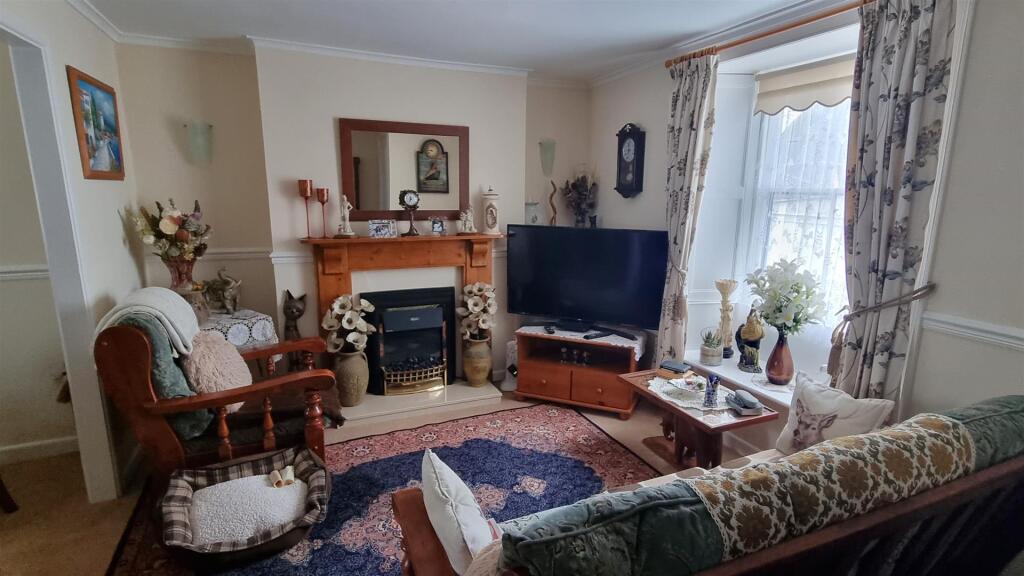 Lounge 1.jpg