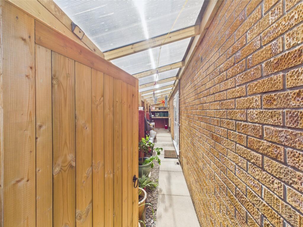 CAM02023G0-PR0140-STILL028