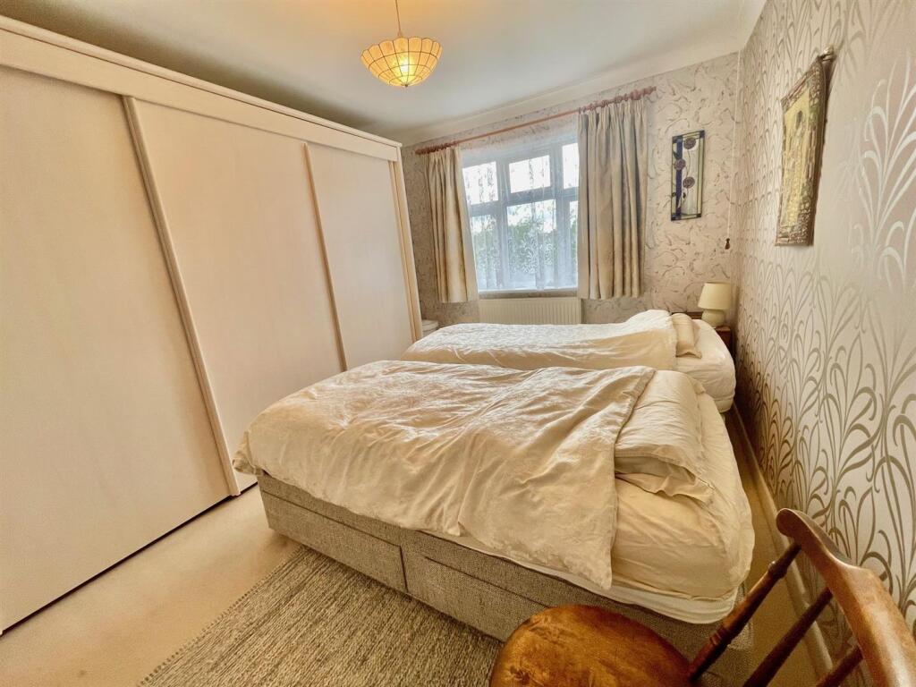 12 Elmscroft Bed 2.jpg