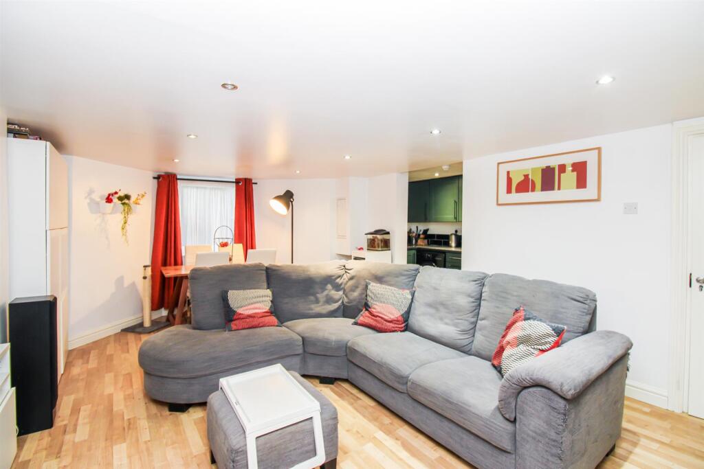 LOWER GROUND FLOOR LIVING AREA