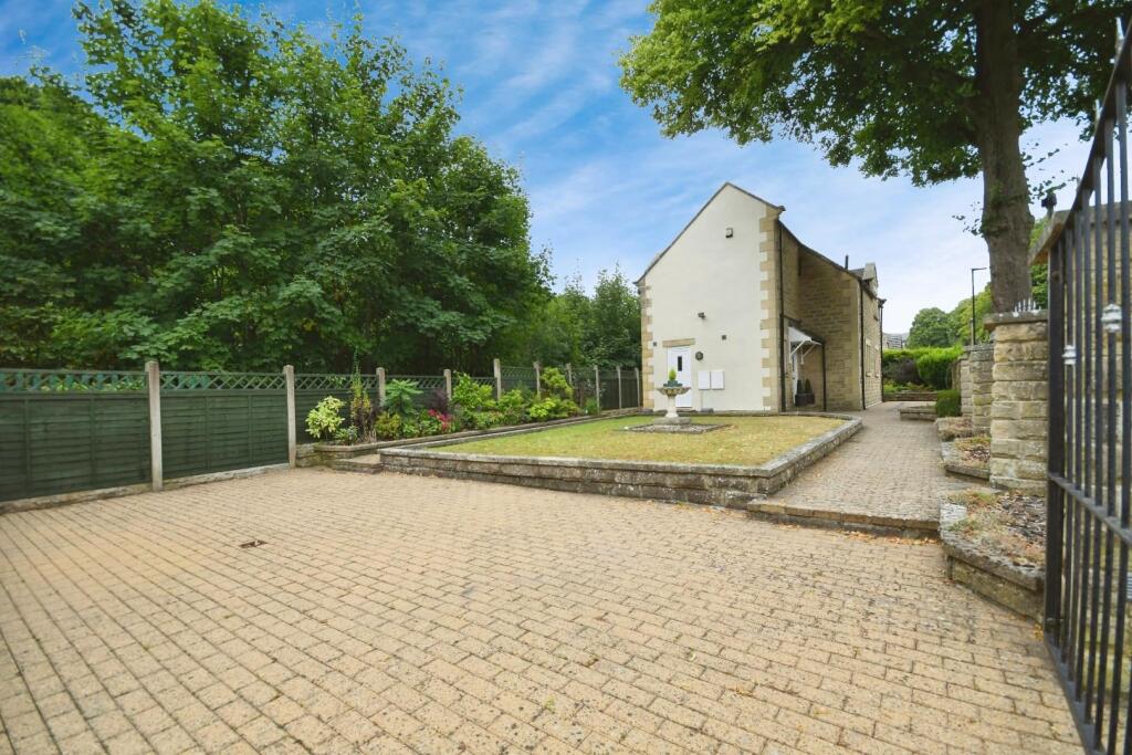 FRONT GARDEN