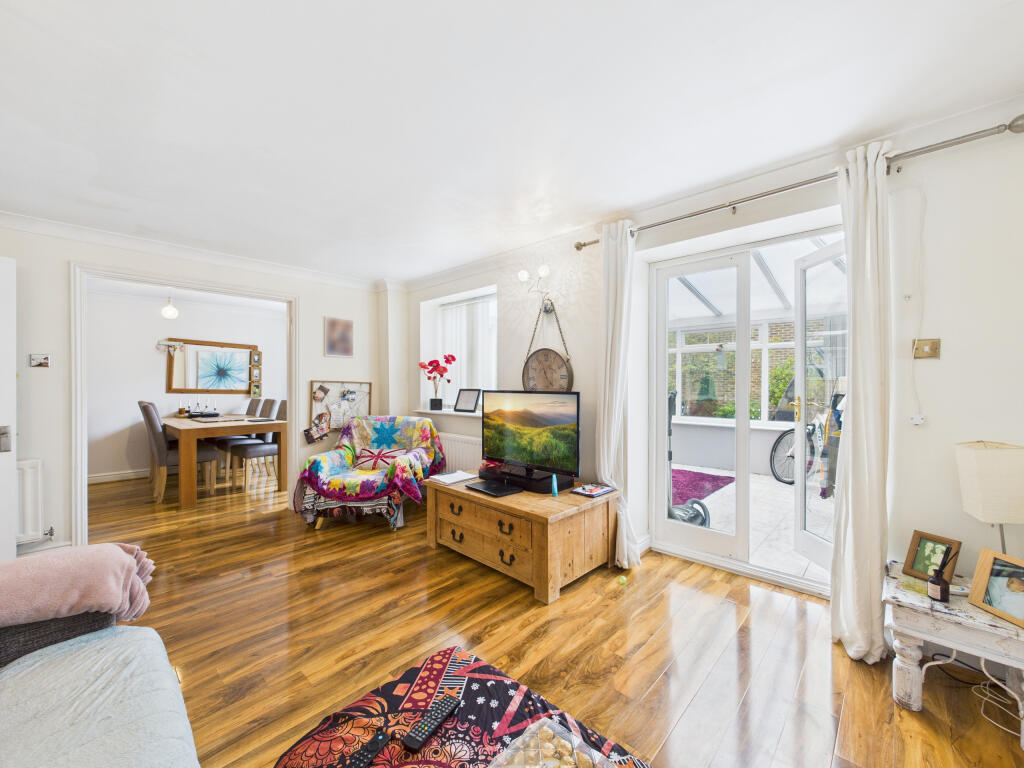 CAM01354G0-PR0601-STILL020