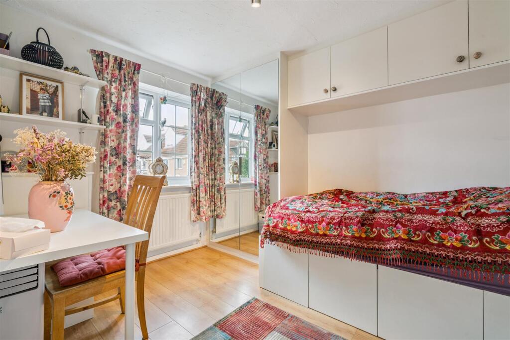 6 Wlkins Close, Mitcham bedroom 2.jpg