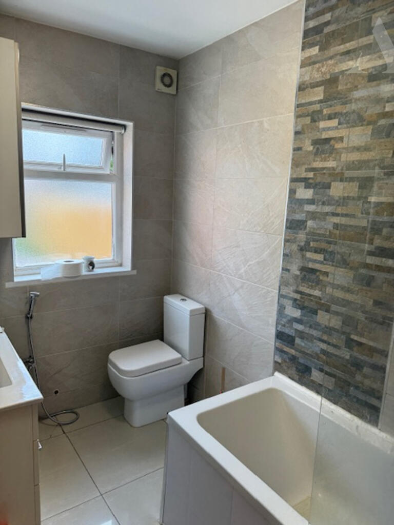 21 Moathouse Road Bathroom