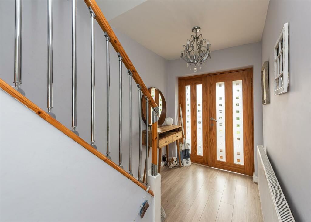 23 Vicarage Road-hall.jpg