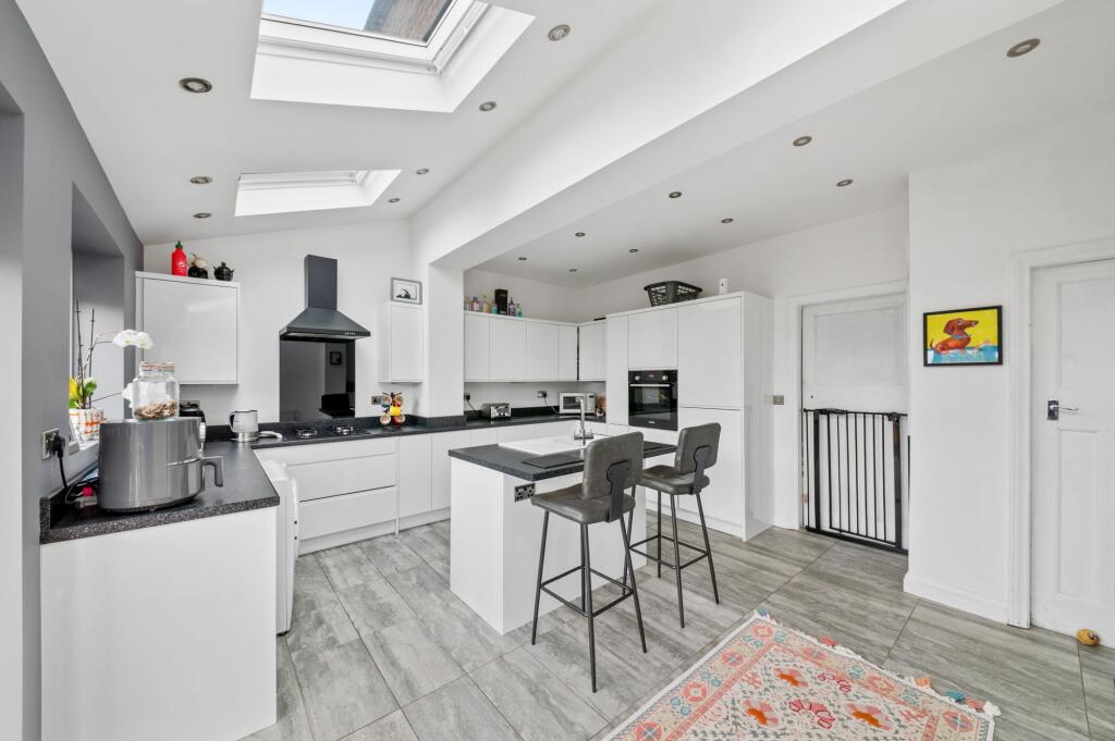 OPEN-PLAN DINING KITCHEN