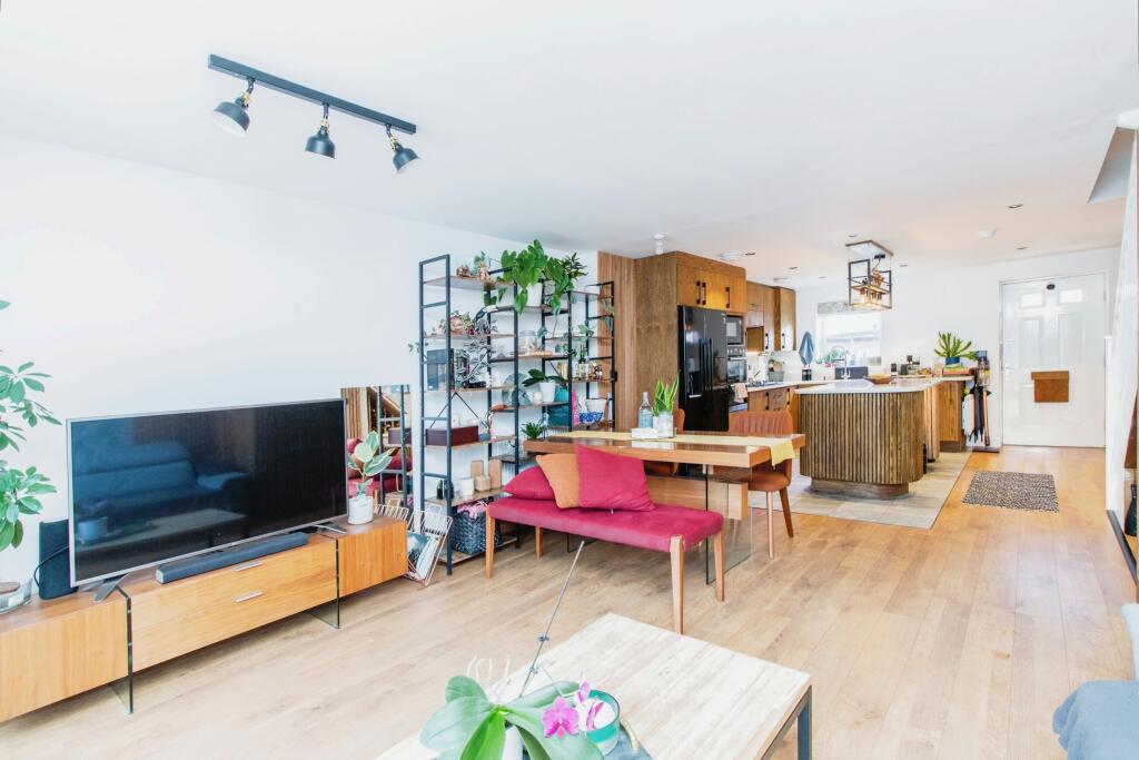 Lounge / Kitchen