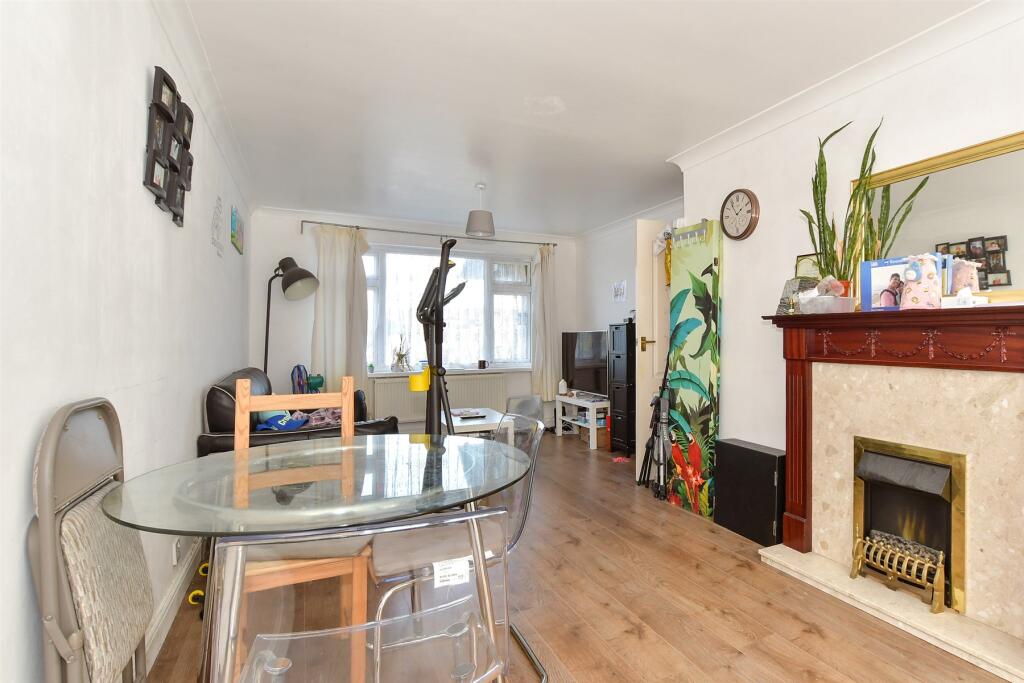 Lounge/ Dining Room