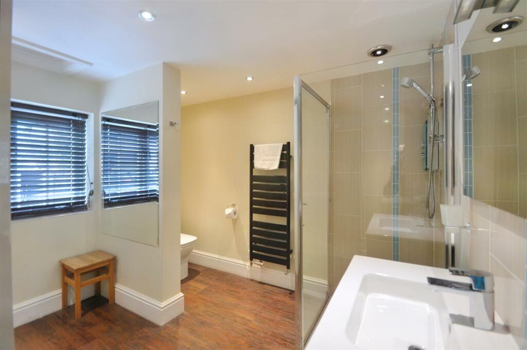 Bedroom 6 Ensuite