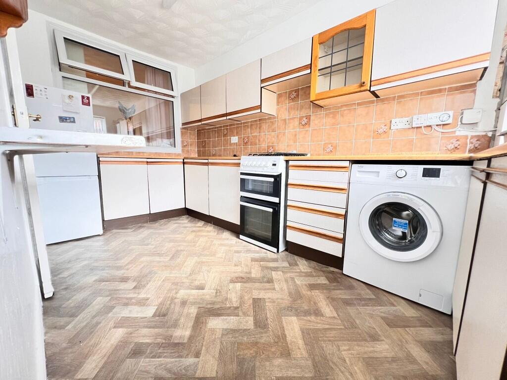 FITTED KITCHEN