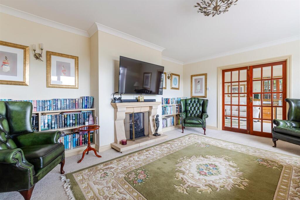 A16 - Ridgwood, Rock End Avenue - 250901.jpg