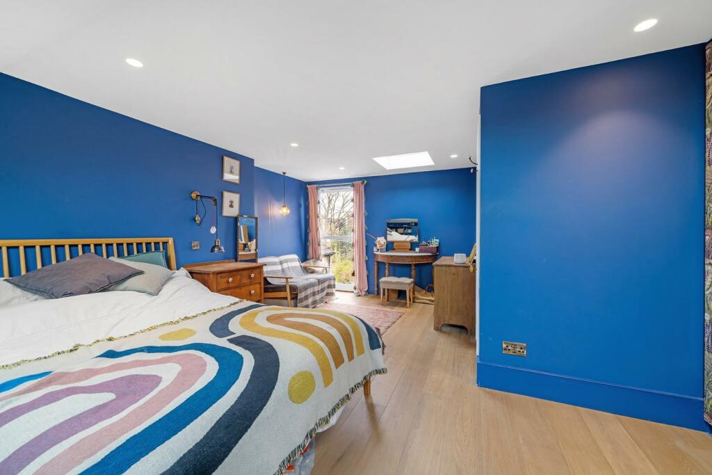 Bedroom 1 (2).jpg