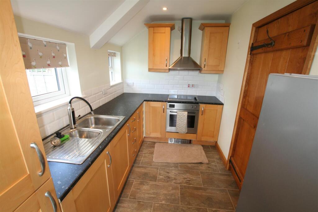 St James Cl,3 Kitchen.JPG