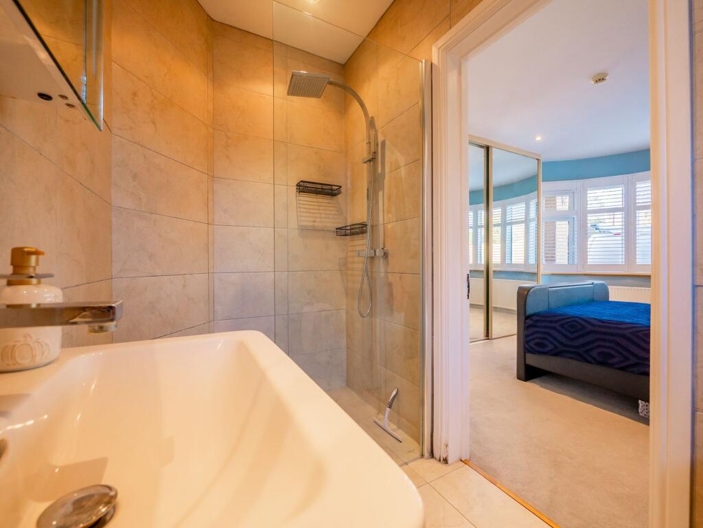 Ensuite to Bed 1