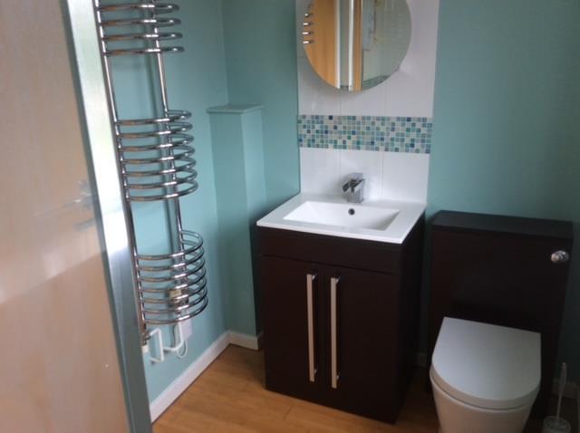 3 Bushy Close bathroom.JPG