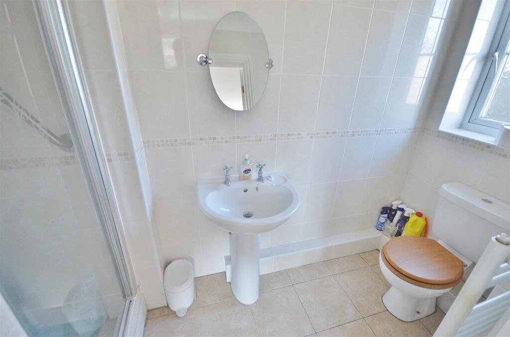EN-SUITE SHOWER ROOM