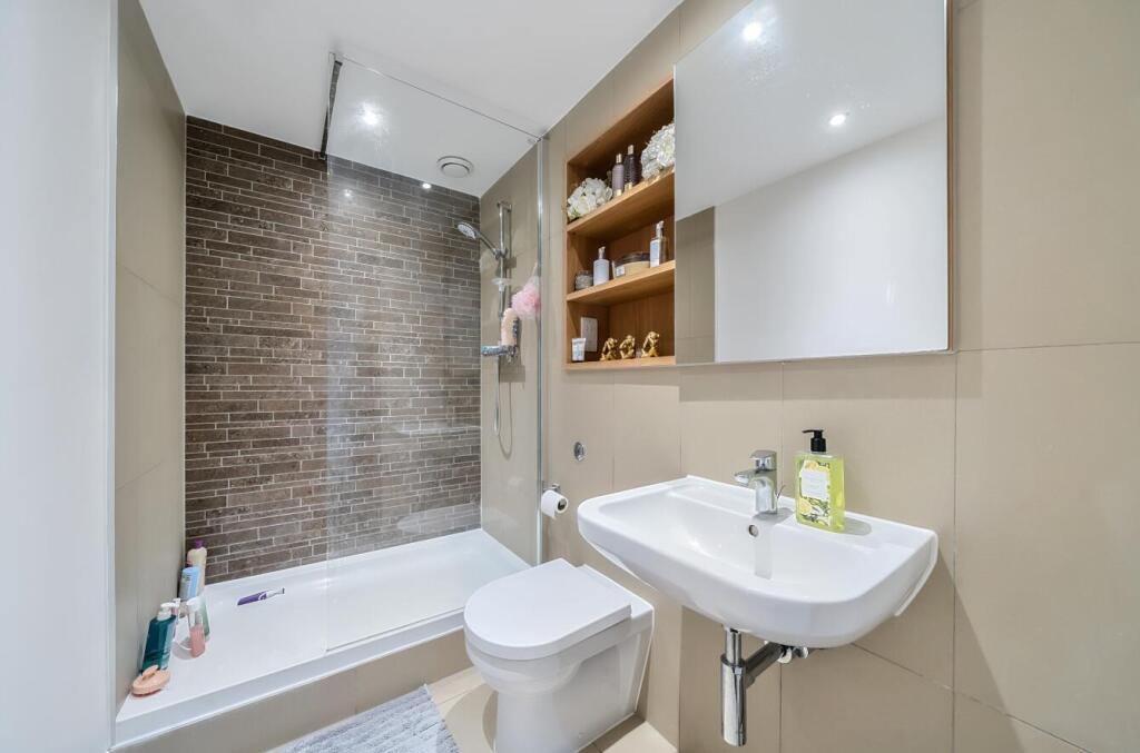 Davidson Frost-Wellings, DFW, Attlee Court, Shower