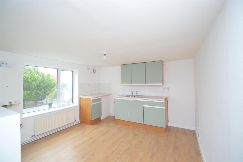 105a Lounge/ Kitchenette