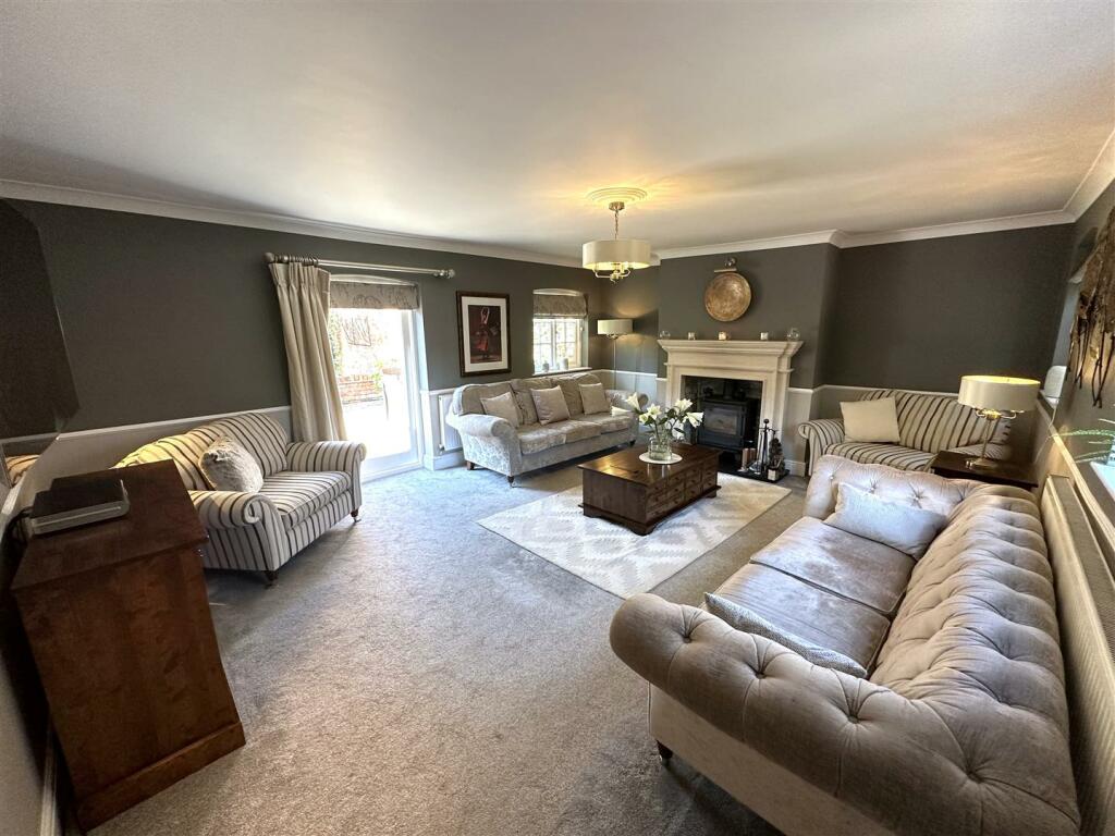 Dual-Aspect Lounge 247