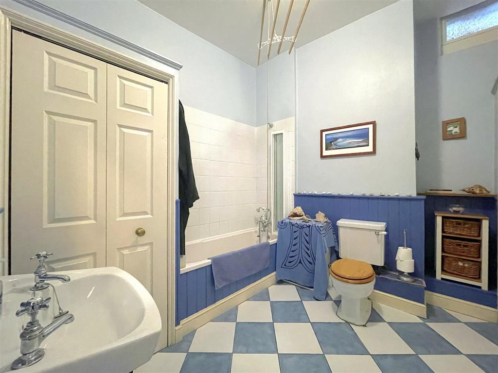 Family Bathroom (1).jpeg