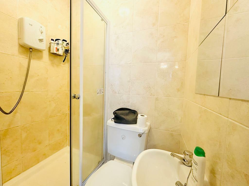 Ensuite to bedroom 3
