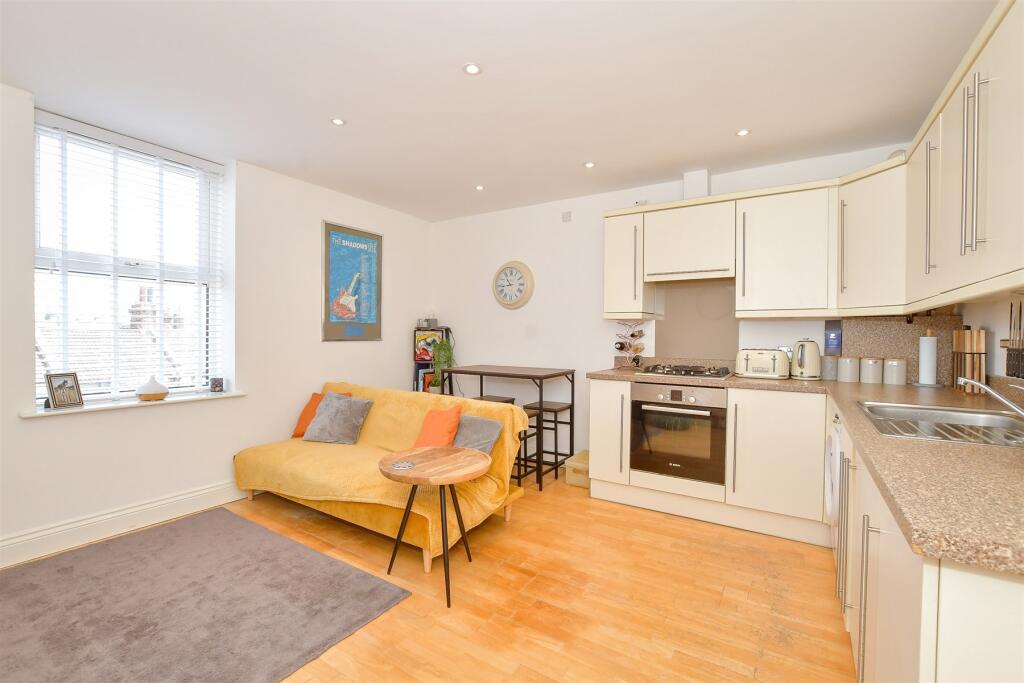 Lounge/ Kitchen