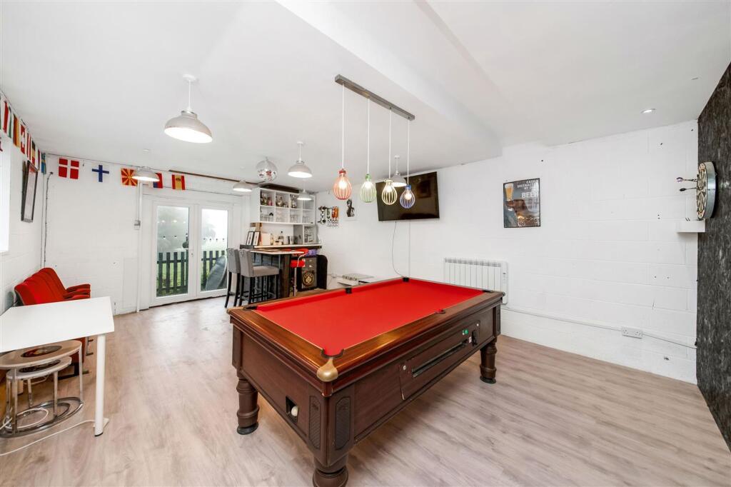GARAGE/GAMES ROOM