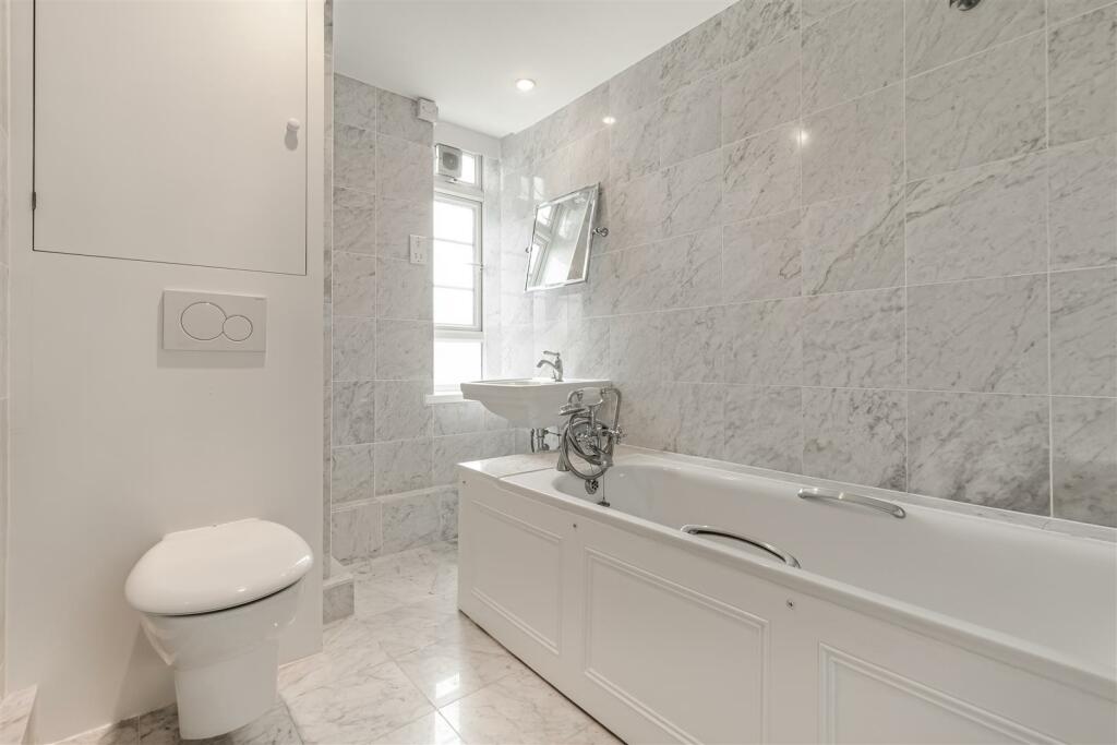 Westminster Gardens - Bathroom