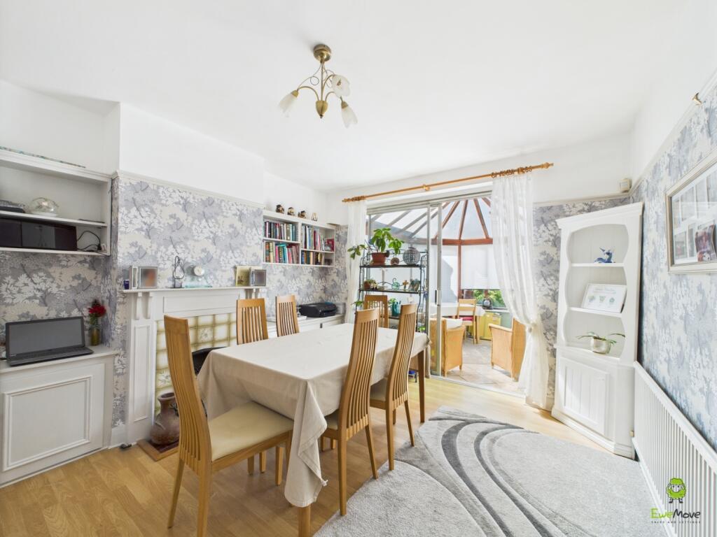 CAM03779G0-PR0254-STILL006