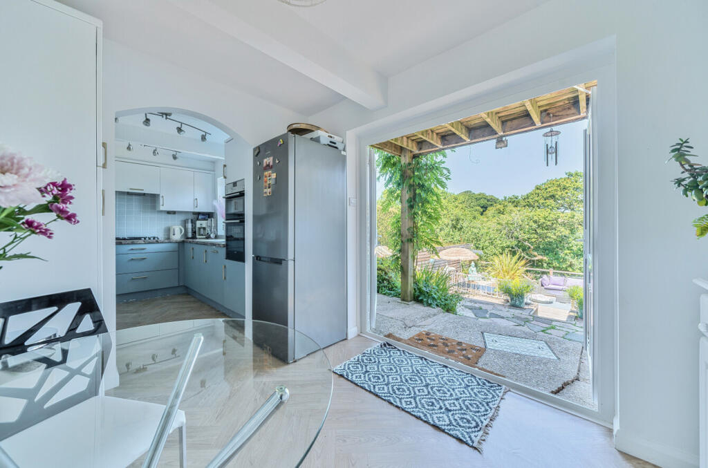 1310927-12-6852d6...