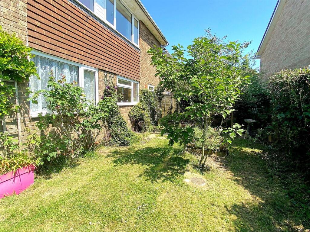 60 Gwyneth Grove - Garden2.jpg