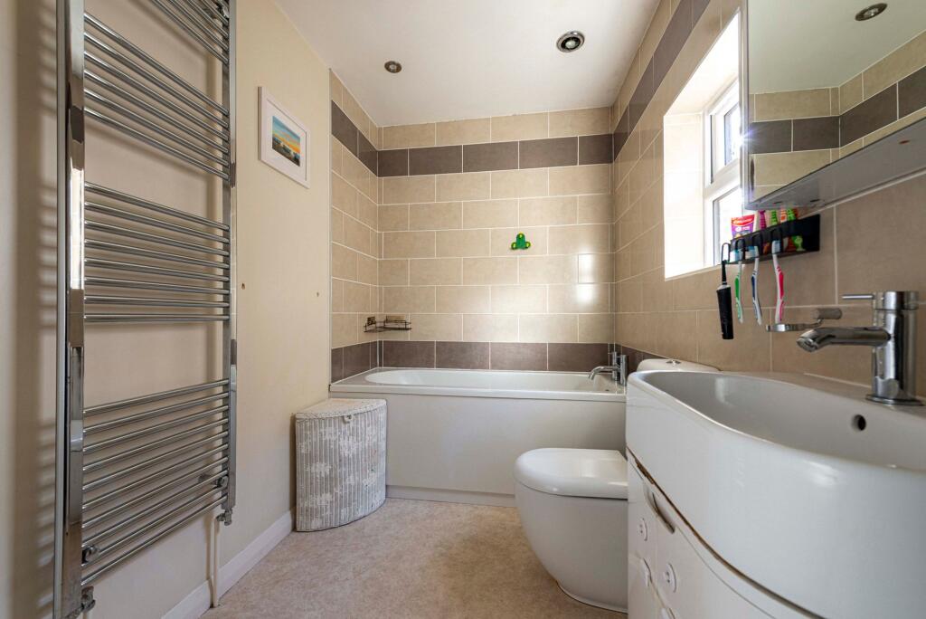 Bathroom W.C (1)