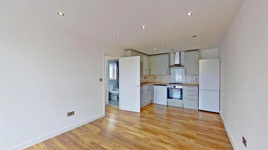 Deburgh-Road-Wimbledon-SW19-05062025_190732.jpg