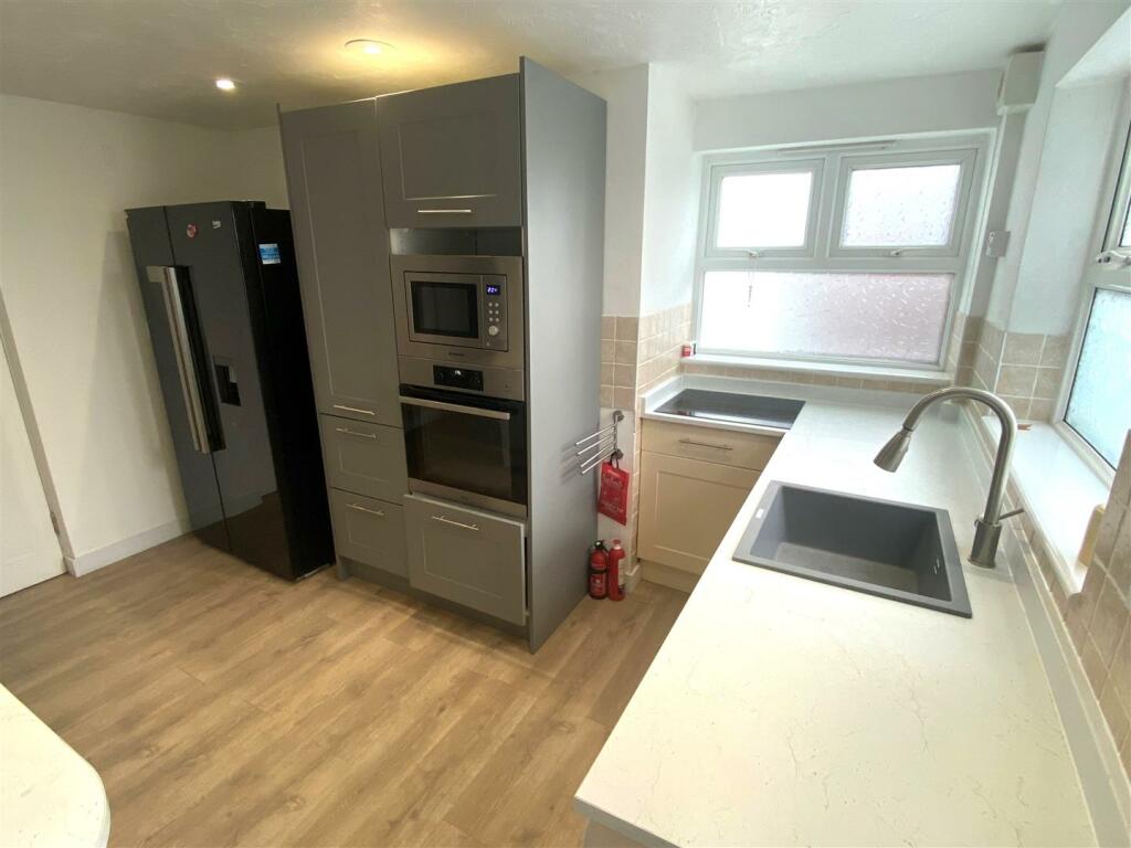 Flat 5, 35 Pentire Avenue Kitchen