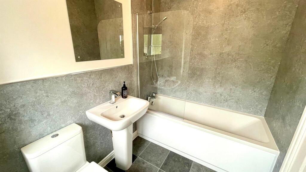 MODERN 3-PIECE BATHROOM