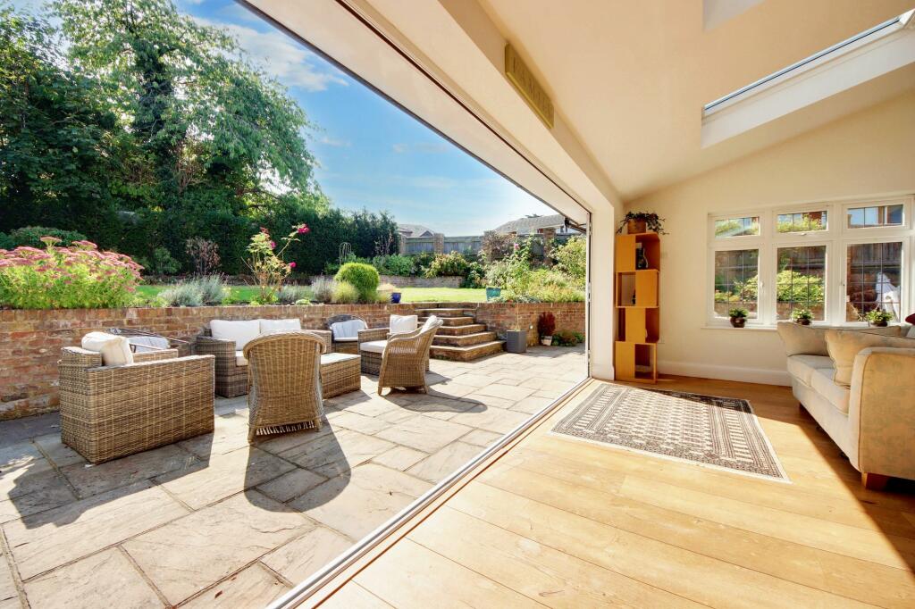 Open-plan kitchen/dining area