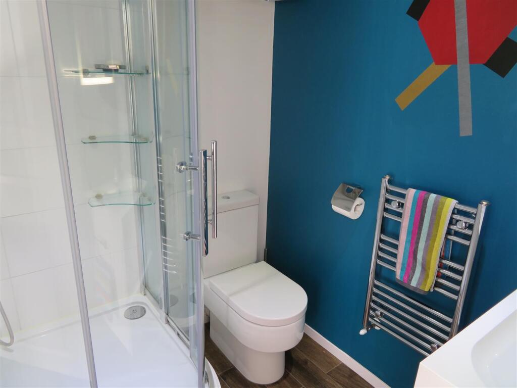 247 Milton Ensuite.JPG
