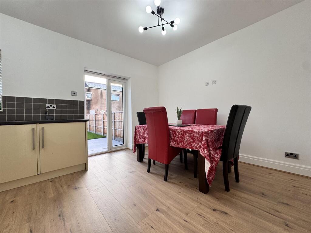 Open plan kitchen &amp; dining